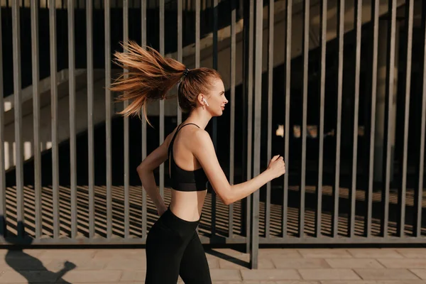 Fit menarik wanita muda berolahraga di luar ruangan. Atlet wanita muda yang sehat melakukan latihan kebugaran di hari yang hangat dan cerah — Stok Foto