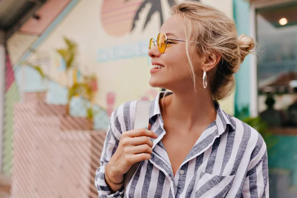 Verano estilo de vida soleado retrato de la joven mujer hipster elegante caminando por la calle — Foto de Stock