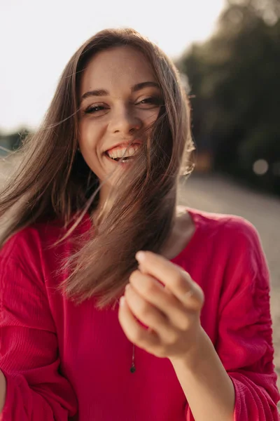 Mulher feliz incrível rindo menina vestindo roupas de verão passar férias de verão na praia ao pôr do sol — Fotografia de Stock