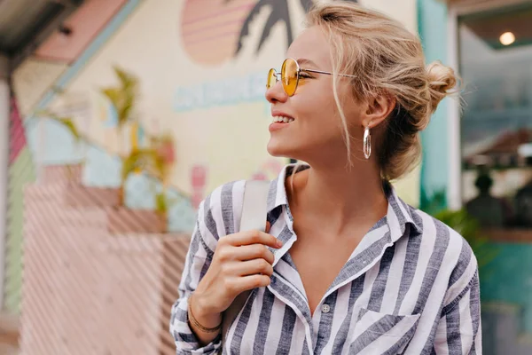 Summer sunny potret gaya hidup wanita hipster muda berjalan di jalan Stok Gambar