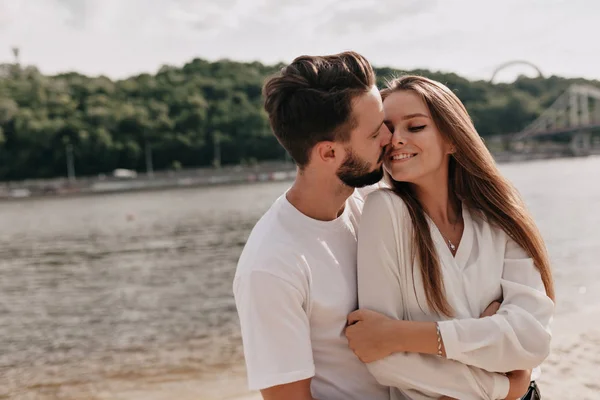 Pasangan jatuh cinta, menikmati musim panas di dekat danau. Dekat dengan senyuman pasangan Stok Gambar