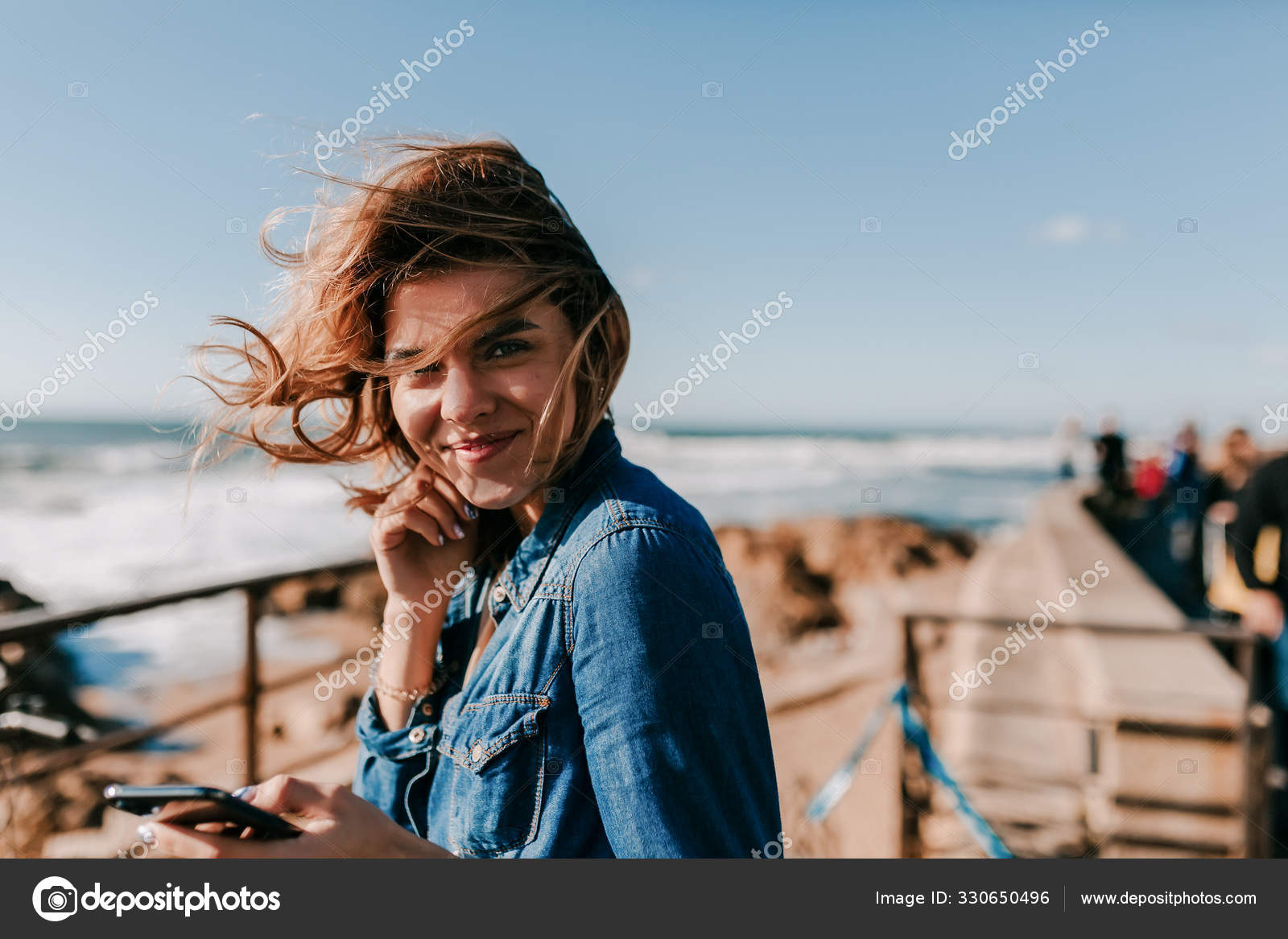 Возбужденная Красавица-Модель С Улыбкой Наслаждается Уличными.