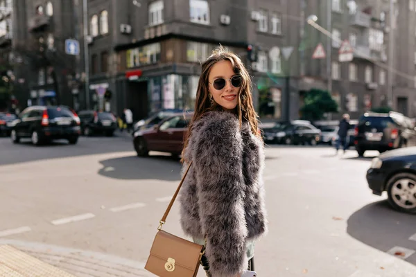 Amazing girl with nude makeup wearing stylish autumn outfit walking on sunny city background. — 스톡 사진