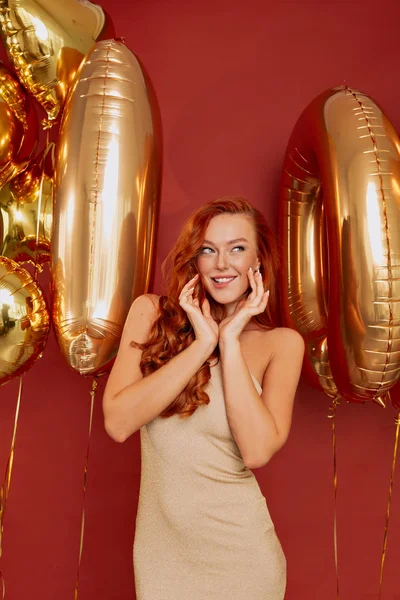 Hilarious adorable girl posing in gold party dress. Winsome curly woman preparing for party. — Stock Photo, Image