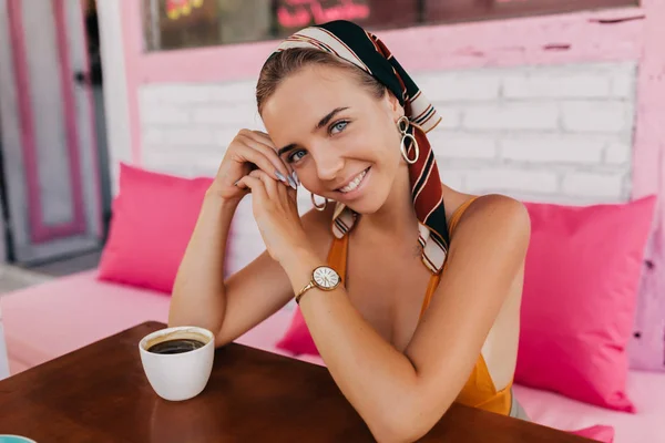 Hermosa mujer sonriendo, ropa elegante, con chal y camiseta naranja, tendencia de la moda, estilo de verano — Foto de Stock