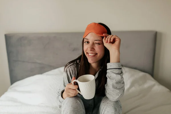 Tutup Potret Wanita Menawan Tersenyum Tempat Tidur Dengan Secangkir Kopi — Stok Foto