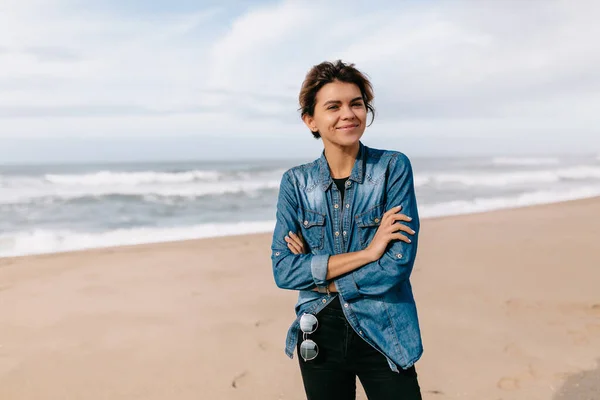 Muda Menarik Tersenyum Wanita Denim Shirt Berjalan Oleh Laut Terhadap — Stok Foto