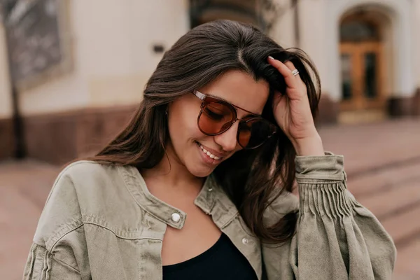 Mulher Europeia Tímida Encantadora Com Cabelo Escuro Usando Óculos Escuros — Fotografia de Stock