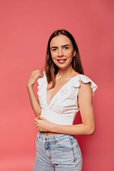 Mujer Encantadora Caucásica Con Pelo Largo Vistiendo Top Blanco Jeans —  Fotos de Stock