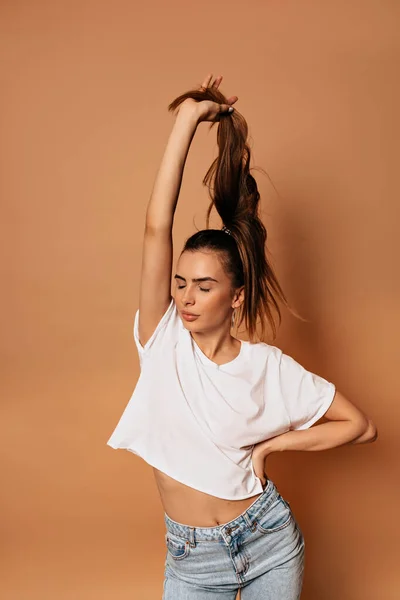 Indoor Studio Ritratto Affascinante Bella Signora Indossare Bianco Shirt Jeans — Foto Stock