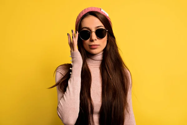 색깔의 분홍색 모자를 선글라스를 유행하는 — 스톡 사진