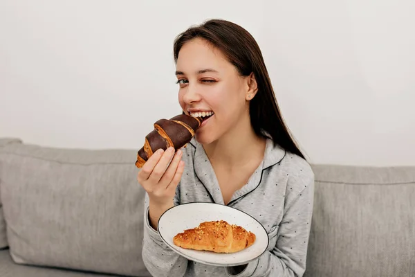 Detailní Portrét Evropské Ženy Tmavými Vlasy Jíst Croissant Doma Mrkání — Stock fotografie