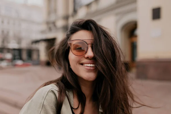 Wanita Cantik Yang Cantik Dengan Rambut Hitam Mengenakan Kacamata Mode — Stok Foto