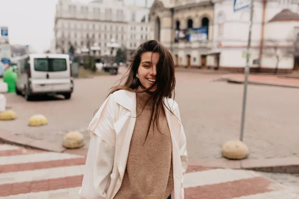 Mujer Feliz Salida Con Pelo Oscuro Volando Usando Elegante Traje — Foto de Stock