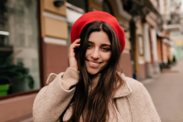 Chica Despreocupada Sombrero Elegante Posando Cámara Fondo Ciudad Vieja Retrato — Foto de Stock