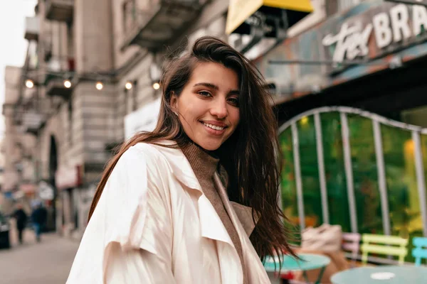 Mujer Europea Con Sonrisa Feliz Cabello Oscuro Sonriendo Cámara Caminando —  Fotos de Stock