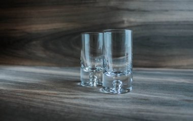 Ahşap arka planda iki boş bardak.