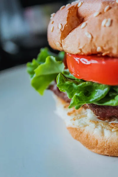 Cheeseburger Fatto Casa Sfondo Bianco Con Spazio Vista Laterale Burger — Foto Stock