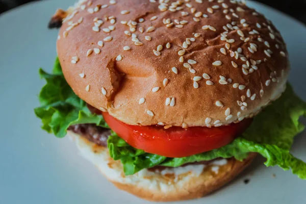 Házi Sajtburger Fehér Háttérrel Térrel Oldalnézetben Közelkép Burger — Stock Fotó