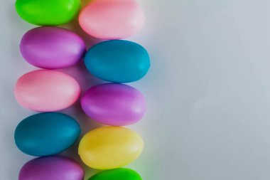 Renkli plastik Paskalya yumurtaları