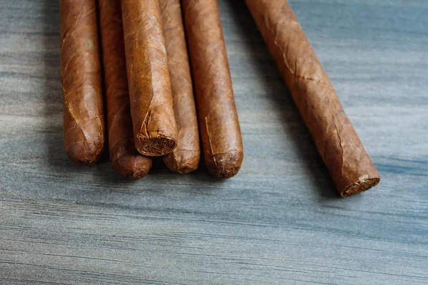 Zigarren Auf Dem Hölzernen Hintergrund — Stockfoto