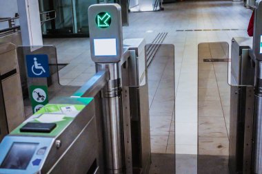 Metro bileti giriş makinesi. Metro giriş ve çıkış kapısı.