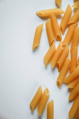 Beyaz üzerine çiğ makarna. Kuru erişte. Pişmemiş makarna.