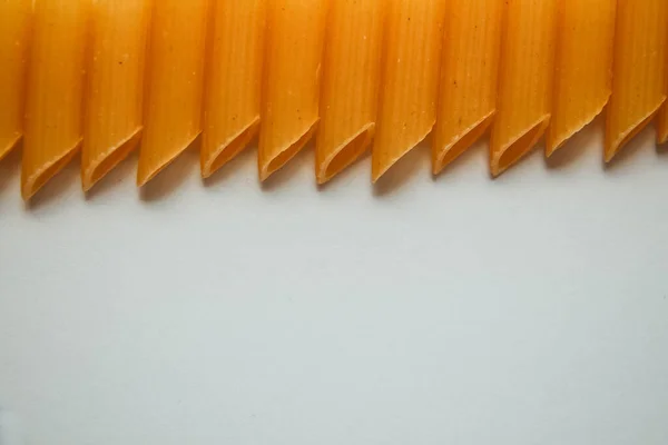 Macarrones Crudos Sobre Blanco Fideos Secos Pastas Sin Cocer — Foto de Stock