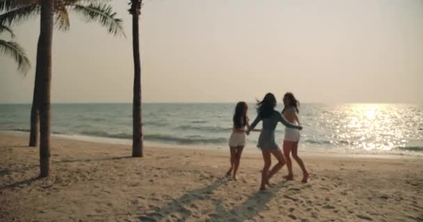 Slow Motion Group Women Friends Enjoying Life Playing Freedom Beach — 비디오