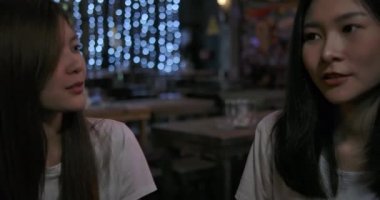 Asyalı kadınların arkadaşları takılırlar ve içki içerler. Barda Happy Seyahat Gece Kulübü, Pattaya Bangsean Chonburi Tayland, kadın gezginlerin çekici yaşam tarzı. 4k Uhd Görüntüsü.