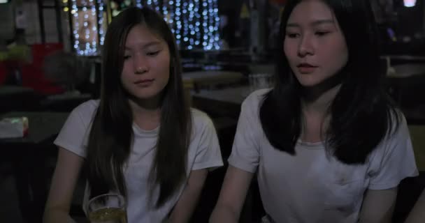 Αργή Κίνηση Φίλοι Των Ασιατών Γυναικών Κόμμα Στέκι Και Πίνοντας — Αρχείο Βίντεο