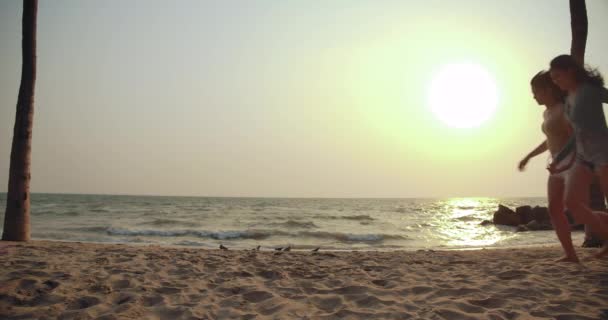 Rallentatore Amiche Esecuzione Godono Vita Giocando Spiaggia Libera Tramonto Attraenti — Video Stock