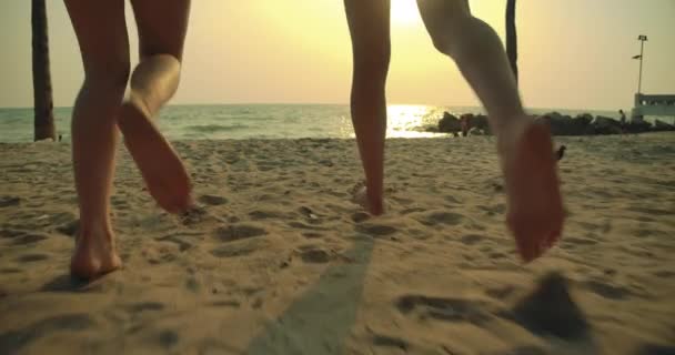 Lente Llamarada Cámara Lenta Primer Plano Mujeres Amigas Corriendo Disfrutar — Vídeo de stock