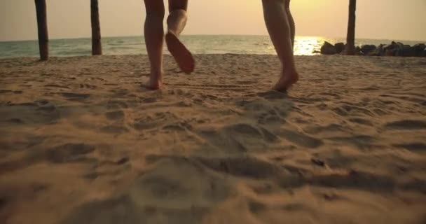 镜头闪烁着 动作缓慢 亲密的女性朋友在日落时享受生活游戏和自由海滩 吸引着亚洲女性旅行者与朋友一起生活 Uhd — 图库视频影像