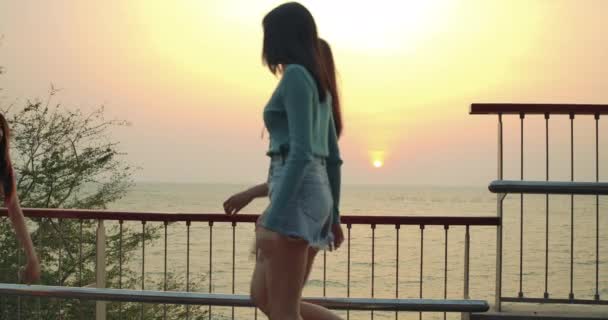 スローモーション 笑顔の若い女性の友人が一緒にビーチで笑って受け入れる生活を楽しんで アジアの女性旅行者のライフスタイルの魅力的なグループ Uhdフッテージ映画 — ストック動画
