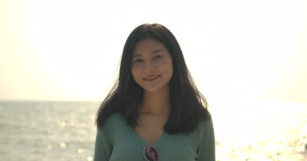 若いアジアの女性の肖像画ビーチで美しい笑みを浮かべて 週末の休日の幸せな人々の生活の女性の美しさの旅行者 Uhd映像スローモーション — ストック動画
