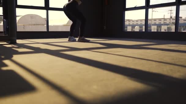 Vrouw Met Zware Lange Halter Squat Oefening Fitnessruimte Gezonde Levensstijl — Stockvideo