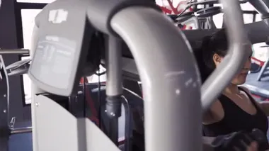 Ağır halterli ağırlık kaldırma makinesi olan kadın fitness jimnastik, sağlıklı yaşam tarzı kas geliştirici, sporcu kadın dayanıklılık eğitimi güçlü odaklanma göğüs egzersizi. 4k Uhd Görüntü Sinema