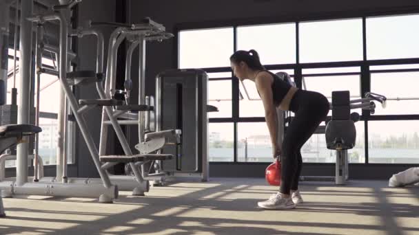 Ejercicio Mujer Con Piernas Cuclillas Kettlebell Gimnasio Estilo Vida Saludable — Vídeos de Stock