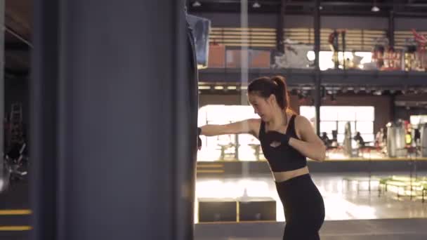 Donna Che Allena Esercizio Kickboxing Con Sacco Boxe Sua Pratica — Video Stock