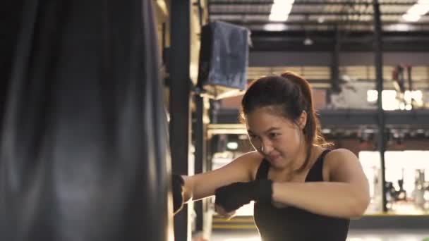 Mulher Treinamento Kickboxing Exercício Com Saco Perfuração Sua Prática Boxe — Vídeo de Stock
