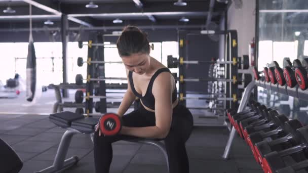 Kvinna Motion Med Tung Hantel Fitness Gym Hälsosam Livsstil Muskelbyggaren — Stockvideo