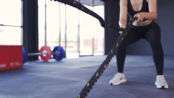 Frauentraining Mit Kampfseilen Während Der Crossfitness Turnhalle Gesunder Lebensstil Muskelaufbau — Stockvideo