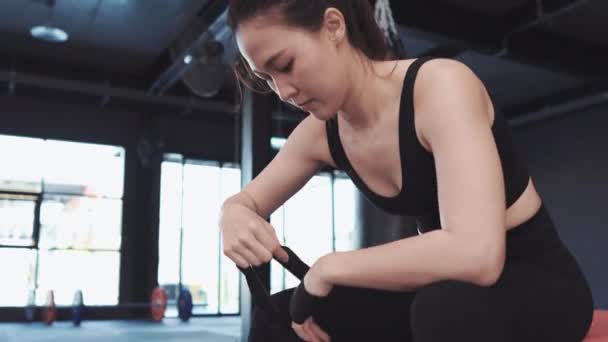 Mulher Treinamento Pronto Kickboxing Exercício Com Mãos Envolventes Fitness Ginásio — Vídeo de Stock