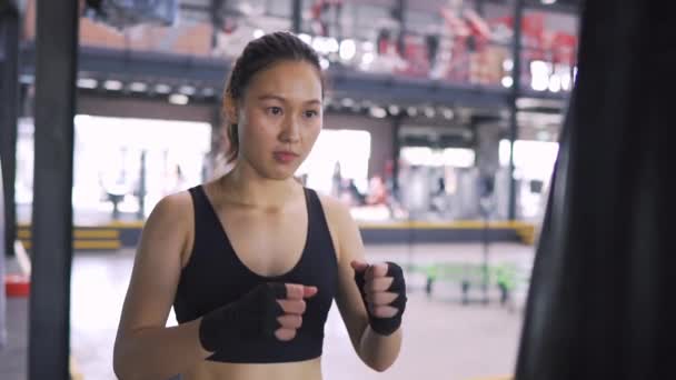Exercício Kickboxing Treinamento Mulher Com Soco Pesado Fitness Ginásio Estilo — Vídeo de Stock