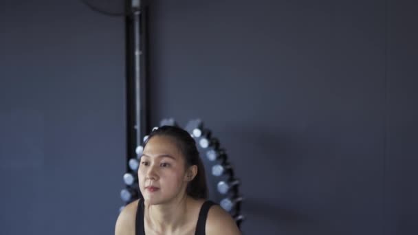 Arco Tiro Mulher Com Levantamento Peso Prática Exercício Pesado Barbell — Vídeo de Stock