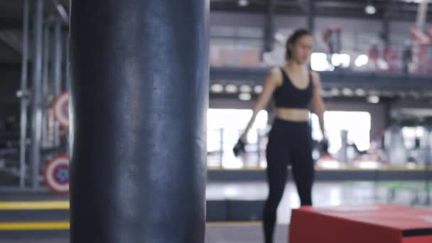 Pan Shot Mujer Con Piernas Ejercicio Saltando Práctica Gimnasio Estilo — Vídeos de Stock