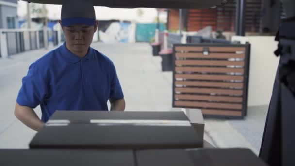 Hombre Entrega Toma Paquete Del Paquete Que Envía Del Tronco — Vídeos de Stock