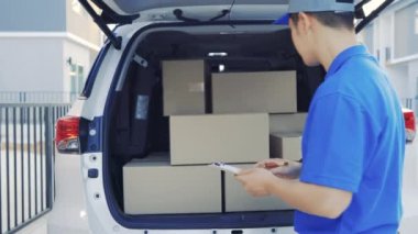 Teslimatçı, paketi bagajdan alır paket posta paketi siparişi ön kapıdaki teslimat servisindeki müşteriye gelir. 4k Uhd Görüntü Sinema 