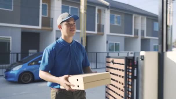 Доставка Человек Отправляющий Заказ Пиццы Приходит Клиенту Передней Части Дома — стоковое видео